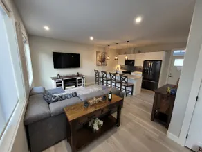 2-Min Lake Stroll: Chic 2-Bed Downtown Gem! - Image 4