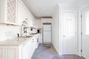 Walk to Stadiums & Downtown, Jet Tub, Historic Apt - Image 3