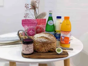 SeaSmith cosy studio with gourmet breakfast basket - Image 2