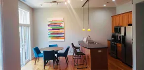 Modern 2 bedroom Townhouse, Great for CWS.  Ideal Location - Image 4