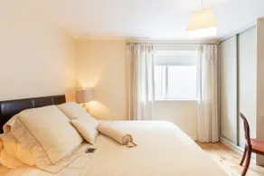 Killarney Centre Comfy Apt., 6ft king bed &Parking - Image 4