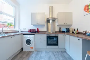 Hull Ground Floor 1 Bedroom Apt 3 beds Spacious Jesouth Striking - Image 3