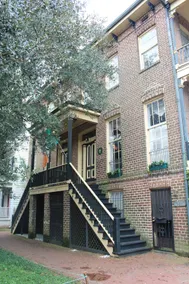 McKenzies Savannah House: Authentic Historic District Townhouse - Image 2