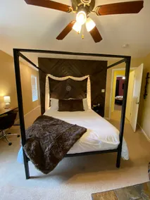 Large Group 3 Bedroom Small Town Retreat - Image 4
