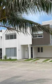 Victoria’s Beach house - Image 2