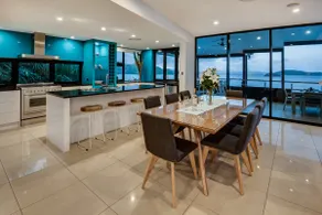 Edge 16 Waterfront Modern Luxury With Buggy - Image 4
