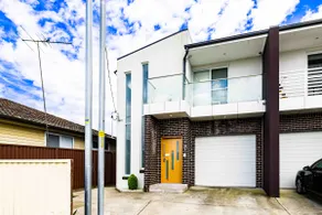 Modern 4 bedroom home, in quiet suburban street - Image 2
