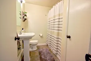 Charming apartment in Courthouse Square. - Image 4