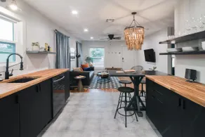 Eastside Sauna Bungalow Retreat- Close to DT - Image 3