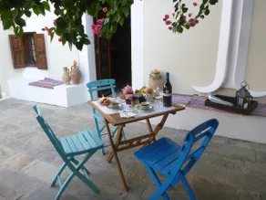 Traditional house with courtyard - Image 3