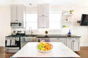 HGTV Remodel Luxury 2BR 2.5BTH Downtown - Image 5