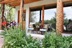 Charming Lodge w Jacuzzi, Walk to Arroyo Seco - Image 3