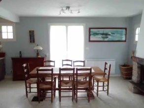 Seaside house with fireplace and large garden - Image 5