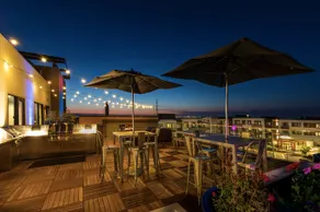 Spacious & Luxurious 1 BR w/Pool & Free Parking - Image 2