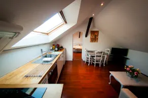 Nice F1 bis in bright attic near train station - Image 2