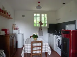 Small house in the heart of the woods - Image 2