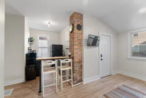 Cozy One Bedroom One Bathroom in West Central - Image 5
