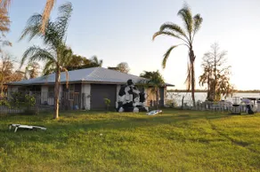 Unique lakefront property 6 acres! - Image 2