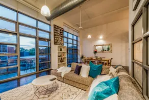 Luxury warehouse apartment close to CBD - Image 3