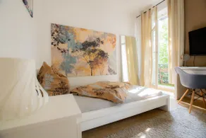 *Smart* quiet studio with balcony & central - Image 2