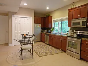 Large 2 Bedroom near Bellevue, Seattle and Airport - Image 3