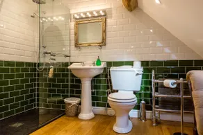 Beautiful Historic Country Coach House - Image 5
