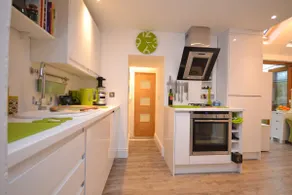 Central, courtyard garden apartment & dog friendly - Image 2