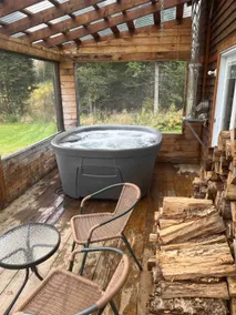 Cottage with fireplace and hot tub - Image 2