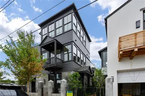 3 Story 2BR-2.5BA Townhouse w/Terrace/pool Downtown ATL - Image 3