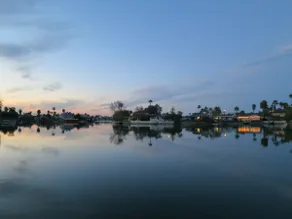 CHARMING 3 BEDROOM LAKE HOUSE - Image 2