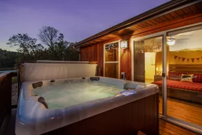 Private hot tub, close to community pool - Image 2