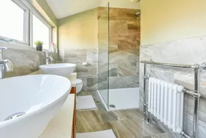 Spacious 4 Bedroom, 2 bathroom House - Image 4