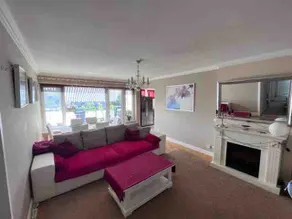 Spacious apartment with balcony & subway nearby - Image 3