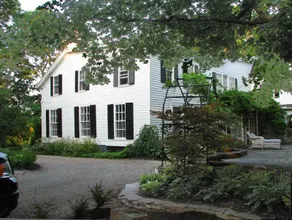 Niagara Gorge Mansion Spectacular Setting - Image 2