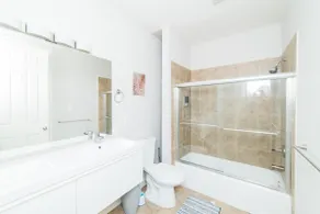 Central Location Suite - Walkable Entertainment - Image 3