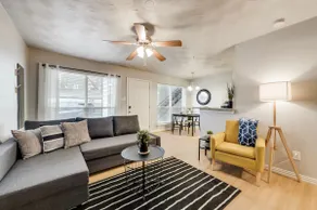 Dallas Flat | Sleeps 4 | Mini Golf & Arboretum - Image 3