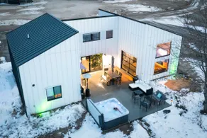 Sleek forest retreat: karaoke, spa, campfire, pool table, grill, outdoor games - Image 4