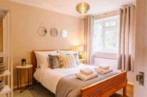 Castle Gate by Spa Town Property - Central Location with Large Living Space - Image 3