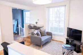 Lovely 2 bedroom apartment with parking onsite - Image 2