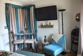HYGGE & Romantic Live Oak Studio-NEAR SHEM CREEK! - Image 4