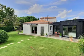 House rentals with a pool and a hot tub - Image 4