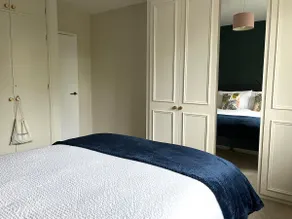 Stylish City Centre Apartment with Park Views - Image 4