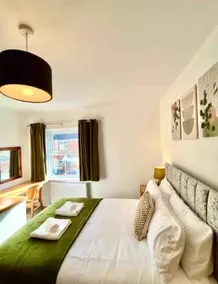 Renovated Home near Salisbury Centre & Nearby Parking - Image 3