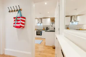 Little Beach Retreat Margate, stunning apartment. - Image 4