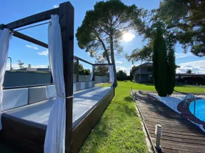 Lyxvilla med detaljer dekorerad pool - Image 2