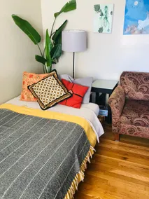 Pet-friendly, colorful bungalow in the Nations - Image 4