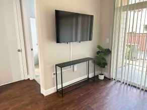 Luxury apt in perfect location - Image 5