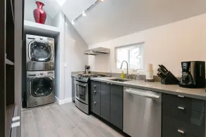 Romantic Guesthouse with a Private Yard in Westwood - Image 4