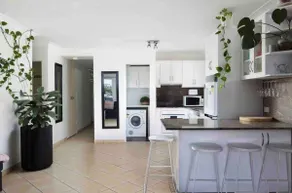 BEACH GETAWAY! Wifi, aircon, 12pm check in, CBD - Image 2