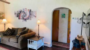 Cozy 2 bedroom home, w/driveway & fenced yard - Image 5